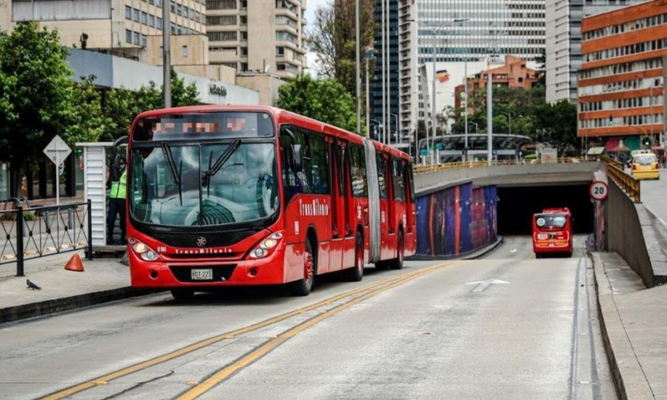 Policía cae en vía de TransMilenio