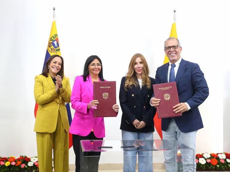 Firma del memorando de entendimiento entre Colombia y Venezuela. 