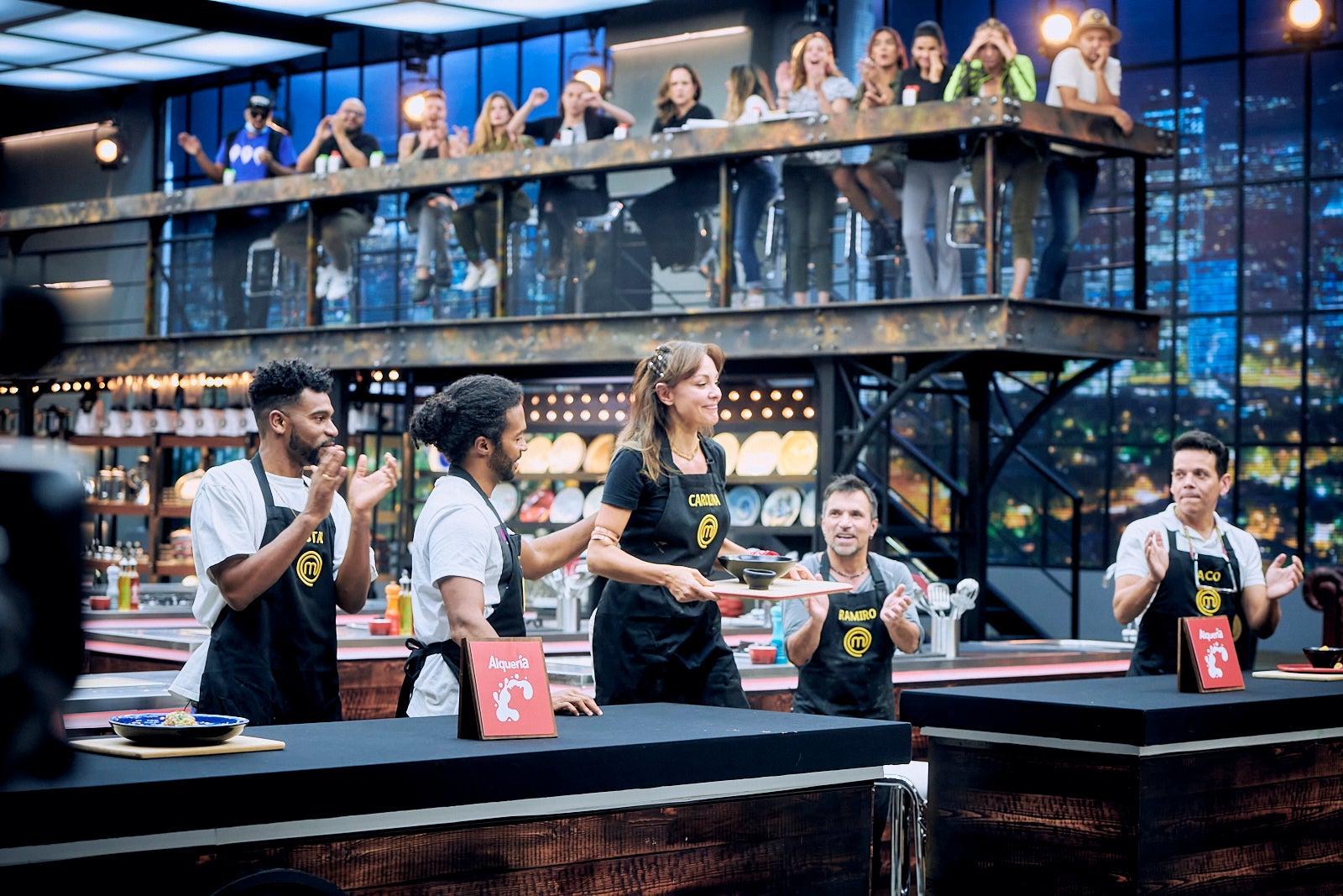 Masterchef Carolina Gómez se tropezó y casi se le cae su plato