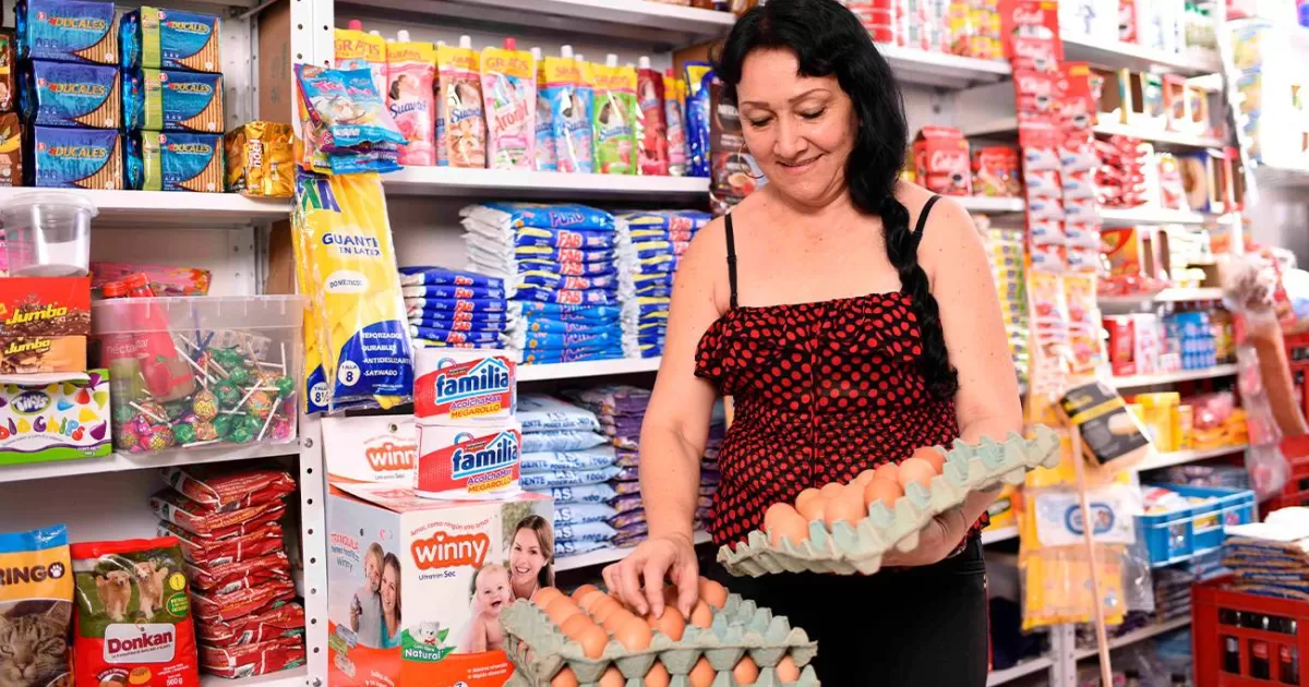 Dos de tres tiendas atendidas por Bancamía son de mujeres