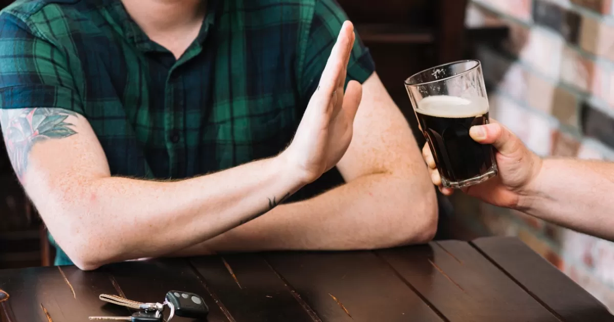 JÓVENES consumen MENOS ALCOHOL que ANTES: ¿Por qué?