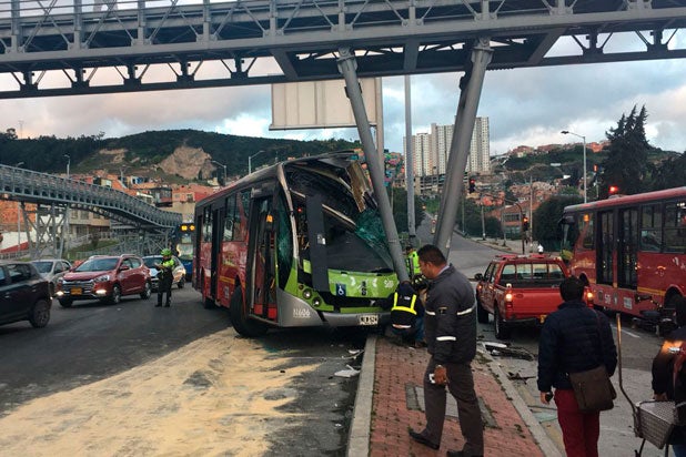 Choque de Transmilenio en salida del Portal 20 de Julio afecta movilidad