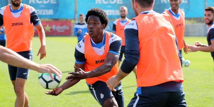 Cárlos Sánchez en un entrenamiento del Espanyol Cárlos Sánchez en un entrenamiento del Espanyol