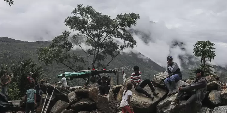 Familias desplazadas en una carretera cercana al municipio de Ituango Familias desplazadas en una carretera cercana al municipio de Ituango