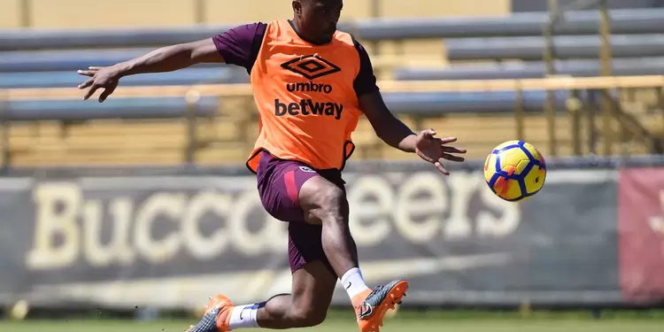 Patrice Evra durante un entrenamiento con el West Ham Patrice Evra durante un entrenamiento con el West Ham
