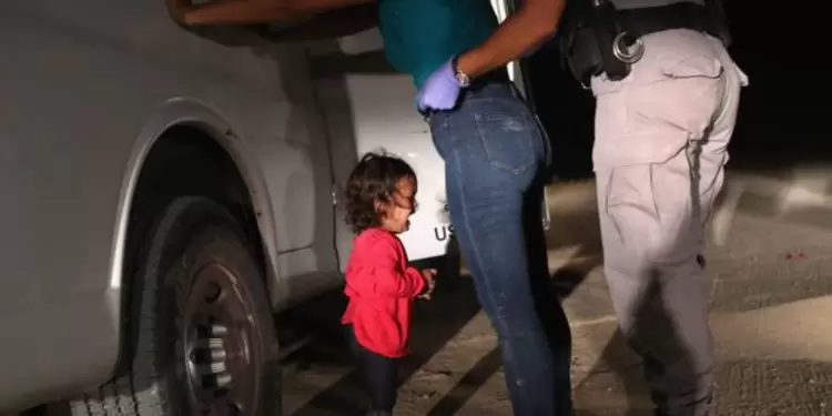 Niños separados de sus padres inmigrantes en la frontera de EE.UU.