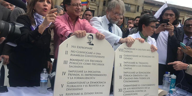 Gustavo Petro al sellar la alianza con Claudia López
