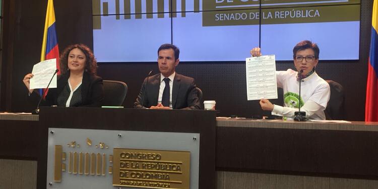 El ministro del Interior, Guillermo Rivera (cen.), la senadora Claudia López (der.) y la representante Angélica Lozano (izq.), presentando la campaña anticorrupción.