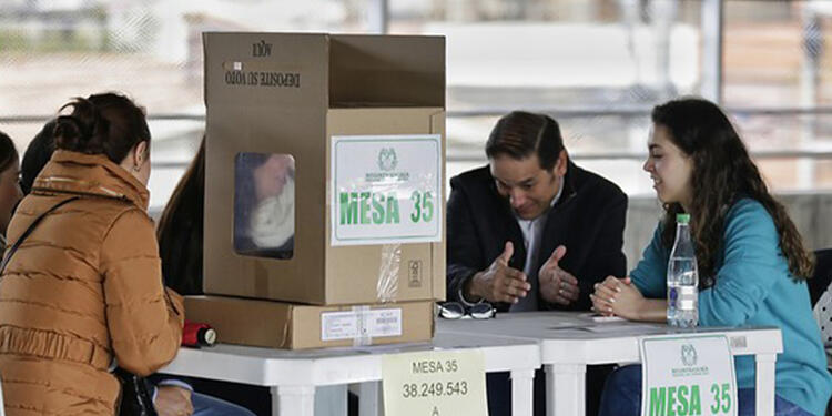 Ariel Ávila, subdirector de la fundación, indicó que en Colombia la entrega de avales terminó en que los mismos políticos pagan por éstos o hay algunos movimientos que los venden.