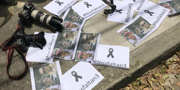 Periodistas, camarógrafos y reporteros gráficos de Bogotá realizaron un plantón en solidaridad por los periodistas ecuatorianos asesinados, el 16 de abril de 2018 en Bogotá Periodistas, camarógrafos y reporteros gráficos de Bogotá realizaron un plantón en solidaridad por los periodistas ecuatorianos asesinados, el 16 de abril de 2018 en Bogotá