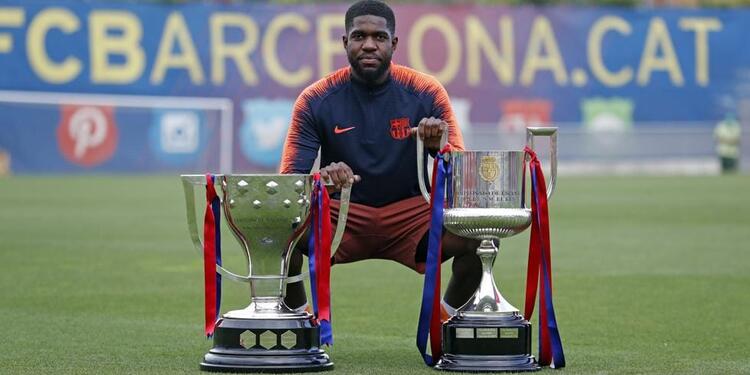 Samuel Umtiti con los títulos de Liga y Copa 2017-2018