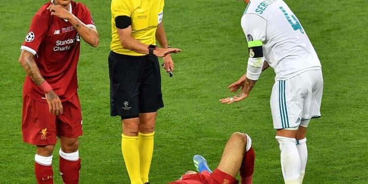 Sergio Ramos discutiendo con el árbitro tras la lesión de Salah