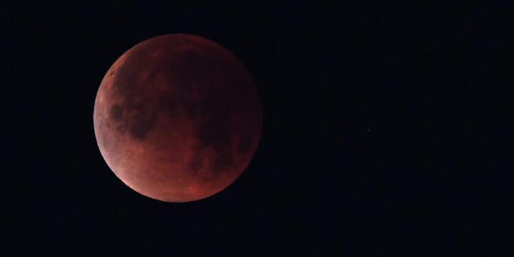 Eclipse lunar