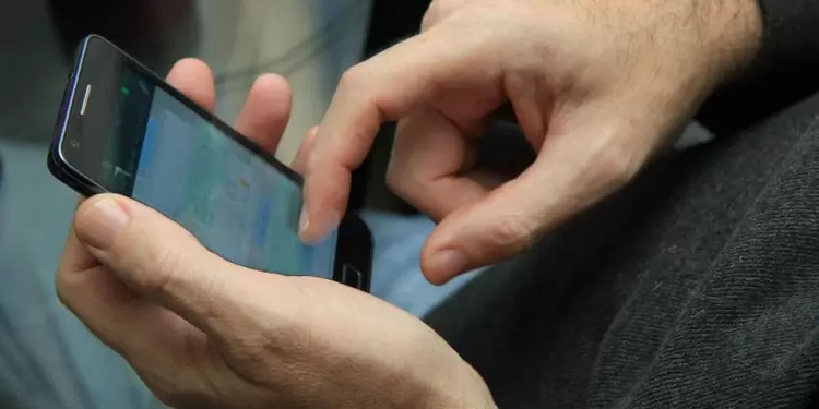 Batería de celular explotó cuando lo estaba arreglando