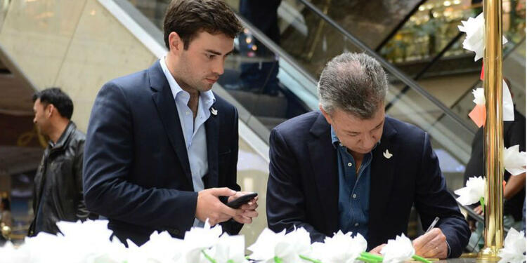 Esteban Santos, junto a su padre, el presidente Juan Manuel Santos