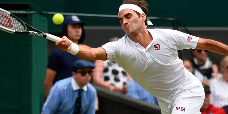 Roger Federer en un jugada ante el esloveno Lukas Kacko por la segunda ronda de Wimbledon