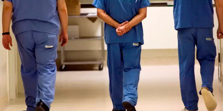 Médicos en hospital.