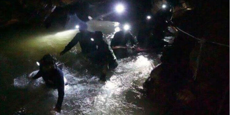 Niños atrapados en cueva de Tailandia.
