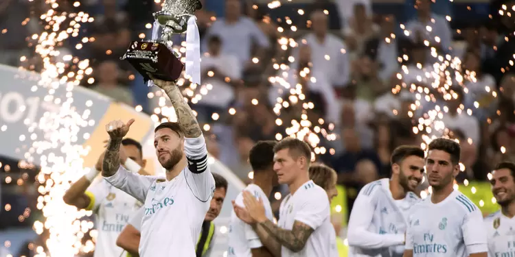 Sergio Ramos levanta el trofeo de la Supercopa en agosto de 2017