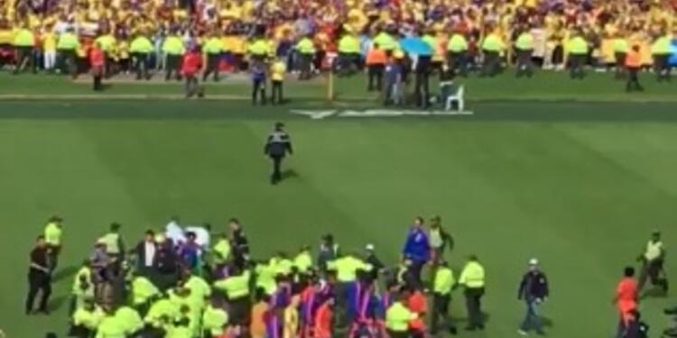Se metieron a la cancha para tener contacto con los jugadores de la selección.