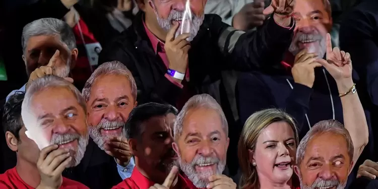 El PT inscribe la candidatura presidencial de Lula y espera a la Justicia