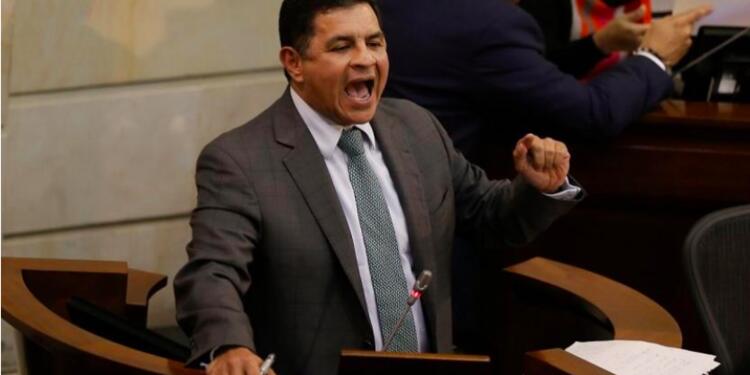 En medio de sus peticiones, el líder político reclamó por las publicaciones que ha realizado el diario El País de la capital del Valle y que, según afirma, debe rectificarse.