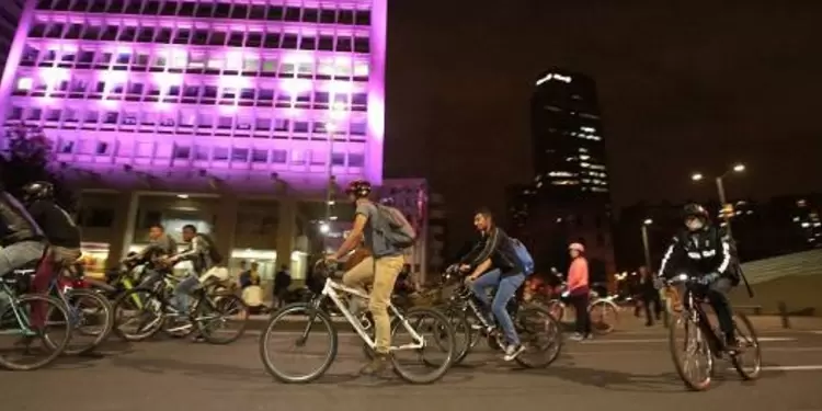 Ciclovía nocturna en Bogotá