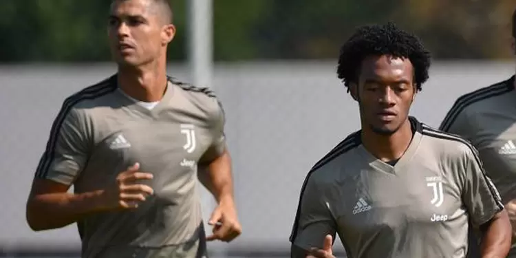 Juan Guillermo Cuadrado y Cristiano Ronaldo en un entrenamiento de la Juventus
