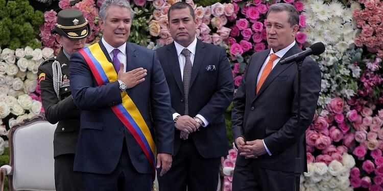 El presidente de la República, Iván Duque, y Ernesto Macías, presidente del Congreso, en la Plaza de Bolívar de Bogotá