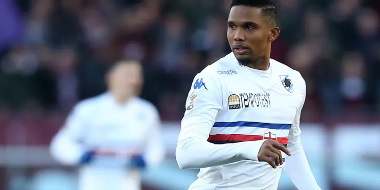 Samuel Eto'o, portando la camisa de la Sampdoria