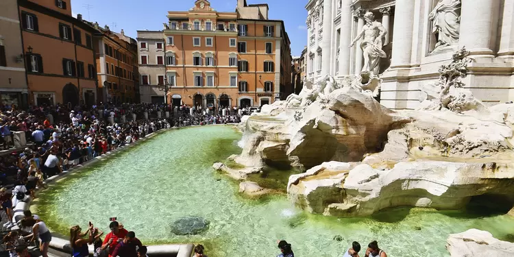 La Fontana de Trevi en la Roma barroca (Italia)