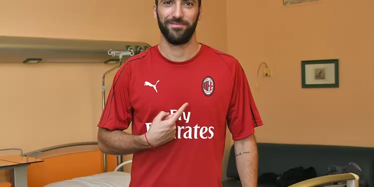 Gonzalo Higuaín en el reconocimiento médico con el Milan