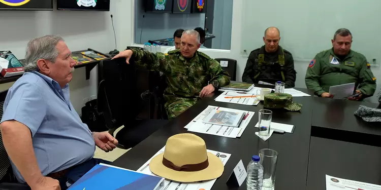 Guillermo Botero, ministro de Defensa, con el mando militar en Bogotá