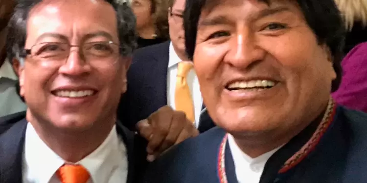 Gustavo Petro, senador, junto a Evo Morales, presidente de Bolivia, en el acto de posesión, en Bogotá, de Iván Duque como presidente de Colombia
