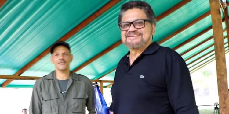 El Paisa (izq.) e Iván Márquez, en la zona de Miravalle (Caquetá)