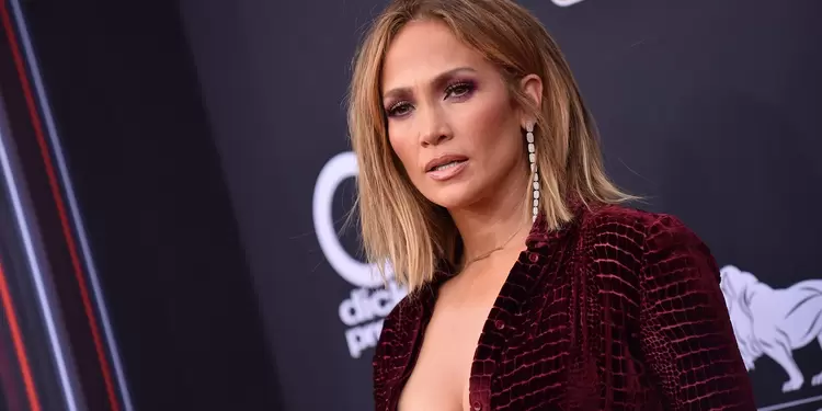 Jennifer Lopez, de nuevo exponiendo una gran parte de su cuerpo.