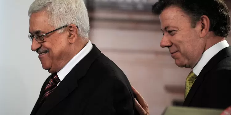 El presidente de la Autoridad Nacional Palestina, Mahmud Abbas, junto al expresidente Juan Manuel Santos en Bogotá, el 11 de octubre de 2011