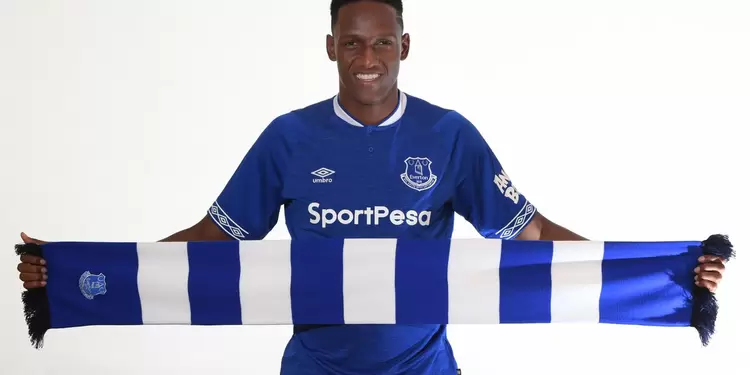 Yerry Mina posando con la camiseta de Everton, su nuevo equipo