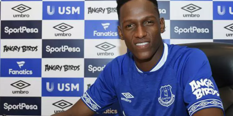 Yerry Mina firmando su contrato con el Everton