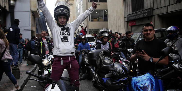 Motociclistas protestando en Bogotá Motociclistas protestando en Bogotá