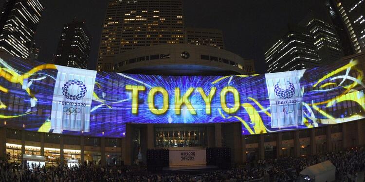 Proyección del logotipo de los Juegos Olímpicos de Tokio 2020