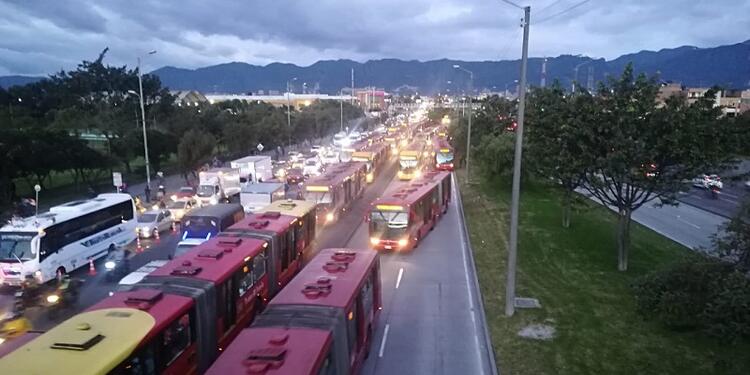 Trancón de Transmilenio en la troncal de las Américas