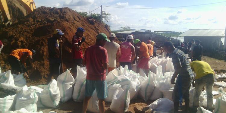 Con costales llenos de arena se aumenta el nivel de los sitios socavados por las aguas del río Cauca