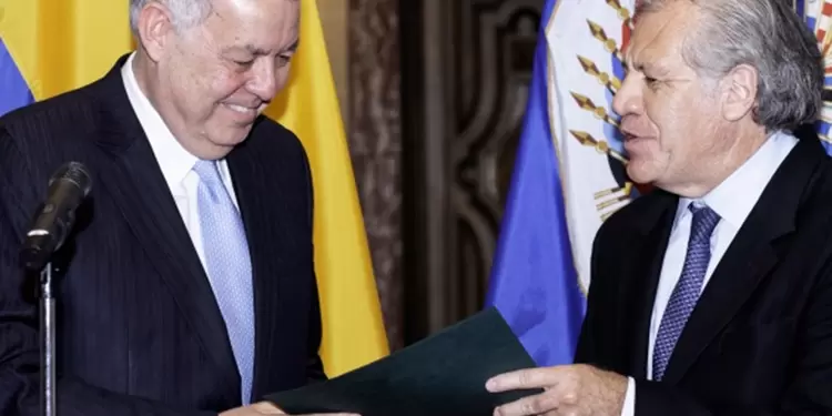 Alejandro Ordóñez, embajador de Colombia ante la OEA, y Luis Almagro, secretario general del organismo, en Washington (Estados Unidos)