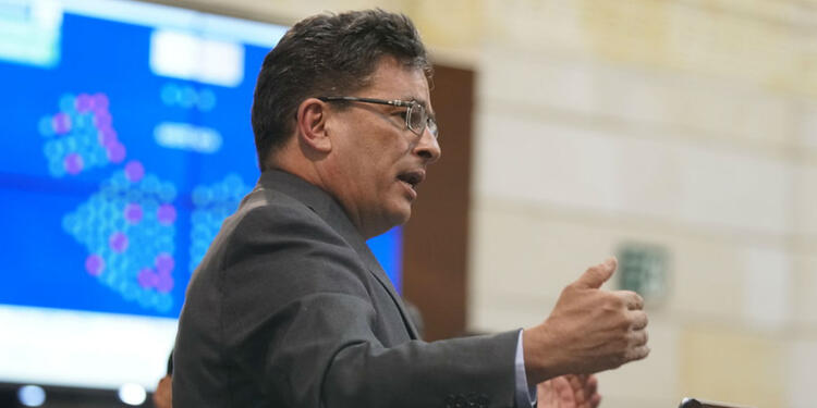 Alberto Carrasquilla El jefe de la cartera de crédito público, defendió la ampliación del Impuesto al Valor Agregado (IVA) en la canasta familiar.