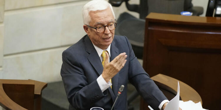 El senador Jorge Enrique Robledo insistió en la corrupción de los Bonos Agua.