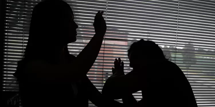 Un fiscal lo investiga por supuestamente someter a toda clase de maltratos físicos y verbales a su pareja de 15 años y a la madre de ella