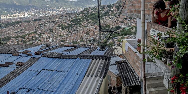 Un habitante divisa un sector de la Comuna 13 de Medellín