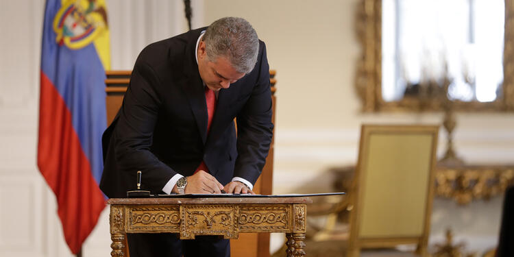 El presidente, Iván Duque, firmando el decreto que autoriza el decomiso de la dosis mínima, en la casa Nariño (Bogotá), el primero de octubre de 2018