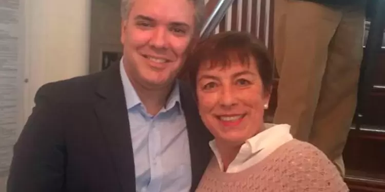 El presidente Iván Duque junto a Claudia Ortiz, militante del Centro Democrático